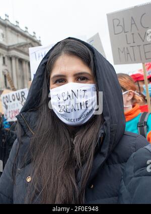 BLM-Unterstützer mit Gesichtsmaske und Lesen I CAn`t BREATHE bei der Black Lives Matter Demonstration in London, aus Protest gegen die jüngste Brutalität der US-Polizei. Stockfoto